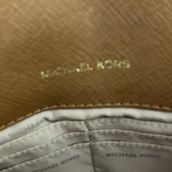 Michael kors four compartament  excelent condition  dimension. 8 by 6 inchs - Picture 5 of 5